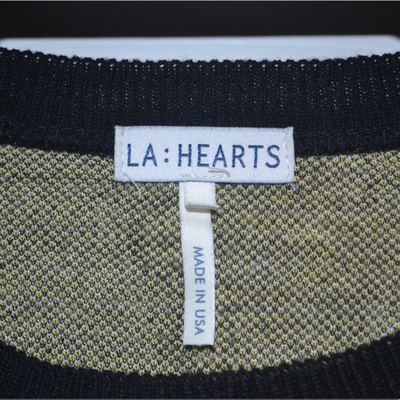 Black Crop Top with Daisies - Picture 4 of 5